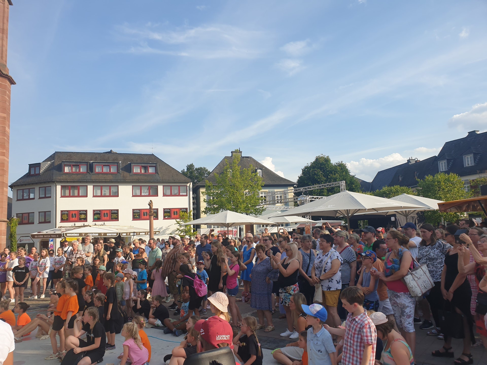 Viele Menschen auf dem Domplatz Geisenheim beobachten eine Aufführung auf der Bühne.