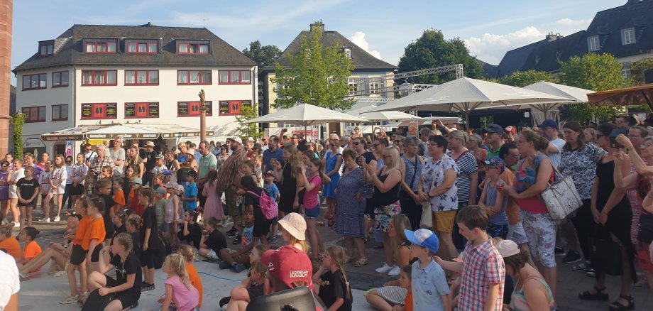 Viele Menschen auf dem Domplatz Geisenheim beobachten eine Aufführung auf der Bühne.