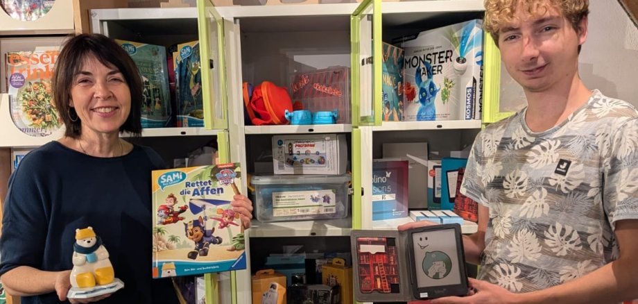 Büchereileiterin Christiane Gortner und ihre Kollege Nick Hirsch präsentieren die Bibliothek der Dinge, die in Schließfächern mit Fenster untergebracht ist.