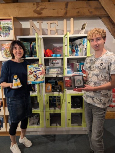 Büchereileiterin Christiane Gortner und ihre Kollege Nick Hirsch präsentieren die Bibliothek der Dinge, die in Schließfächern mit Fenster untergebracht ist.