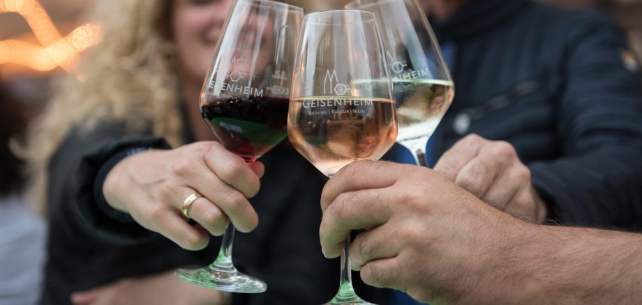 Drei Personen stoßen miteinander an