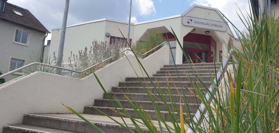 Treppe zum Rheingau Atrium dessen Eingang am Ende zu sehen ist