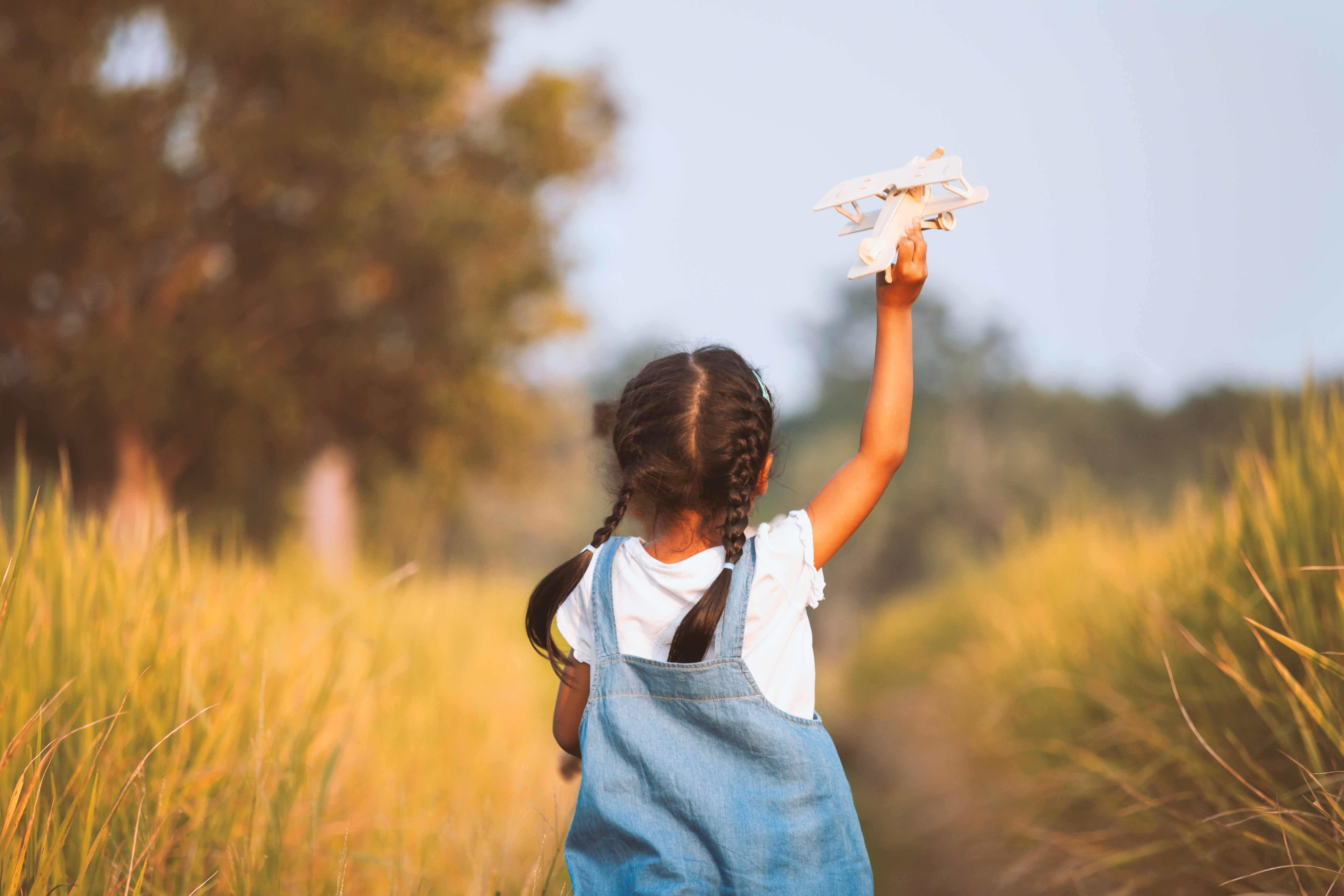 Kind rennt und spielt mit Flugzeug