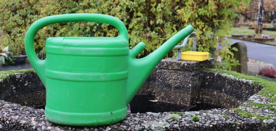Grüne Gießkanne auf Wasserstelle am Geisenheimer Friedhof