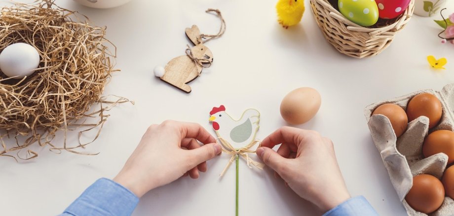 Kinderhände basteln Osterdeko