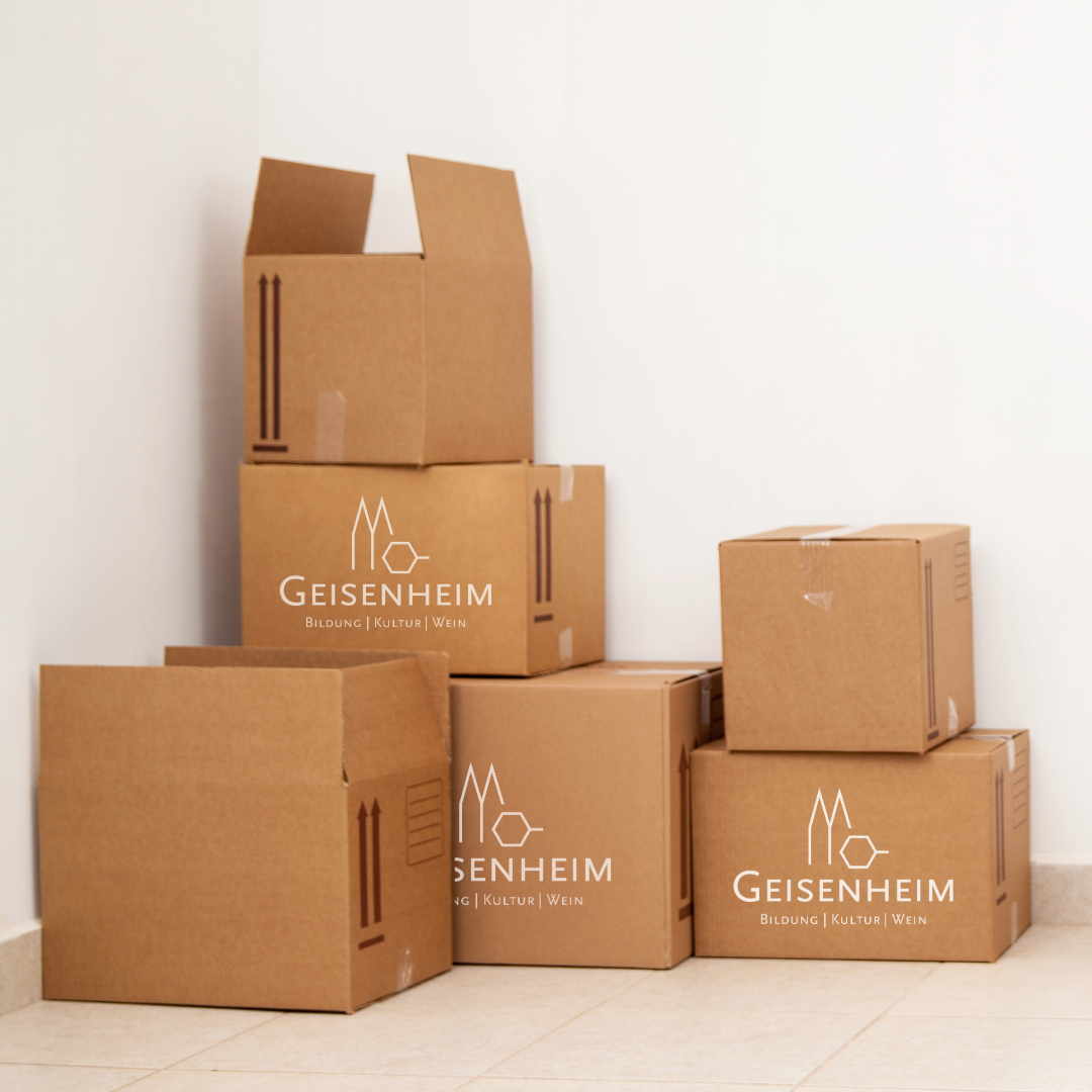 Umzugskartons mit dem Logo von Geisenheim