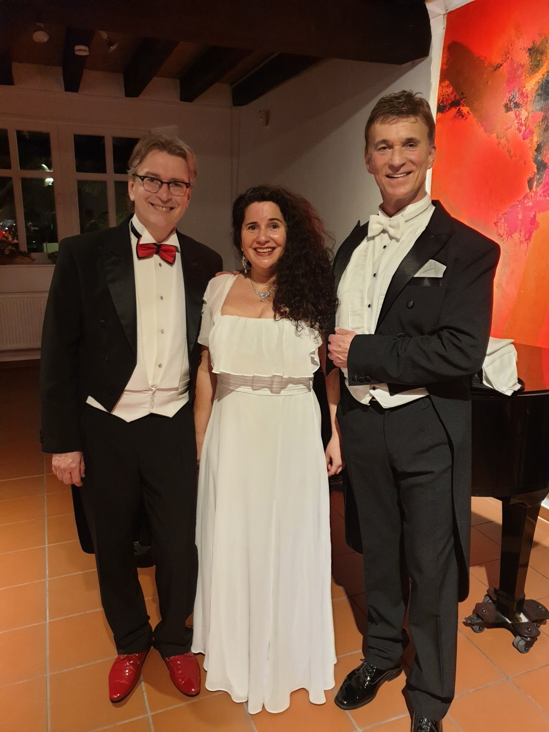 von links nach rechts Wolfgang Nieß, Gunda Baumgärtner und Michael Senzig in Kostümen im Kulturtreff "Die Scheune" bei dem Konzert "Wiener Melange" 2024