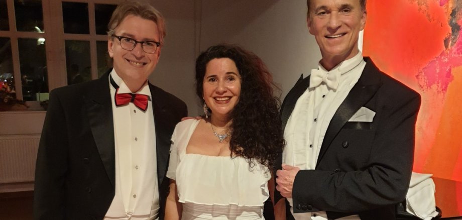 von links nach rechts Wolfgang Nieß, Gunda Baumgärtner und Michael Senzig in Kostümen im Kulturtreff "Die Scheune" bei dem Konzert "Wiener Melange" 2024