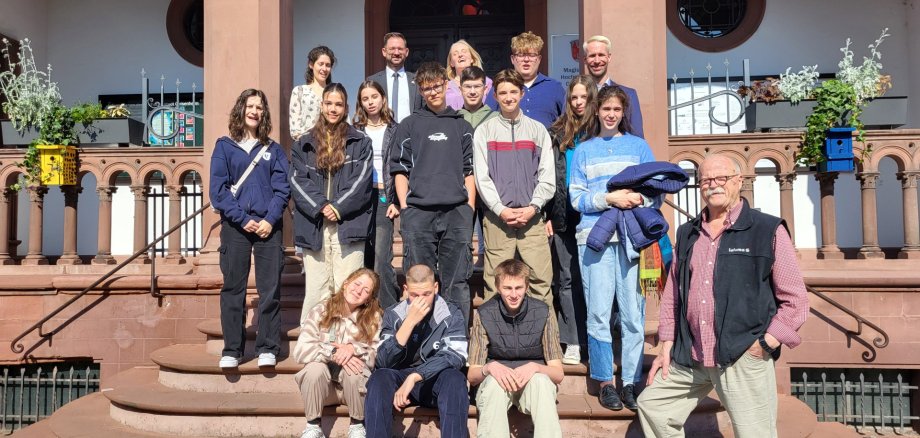 Gruppe ungarischer Schüler und Schülerinnen mit Lehrkräften zusammen mit Bürgermeister Christian Aßmann und Istvan Szàsz auf der Rathaustreppe