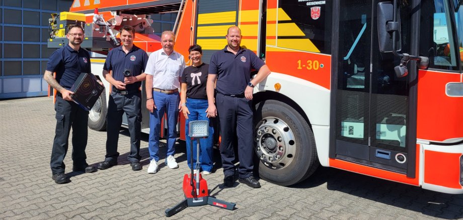 Gruppenbild mit Feuerwehrdrehleiterfahrzeug und LED Leuchte