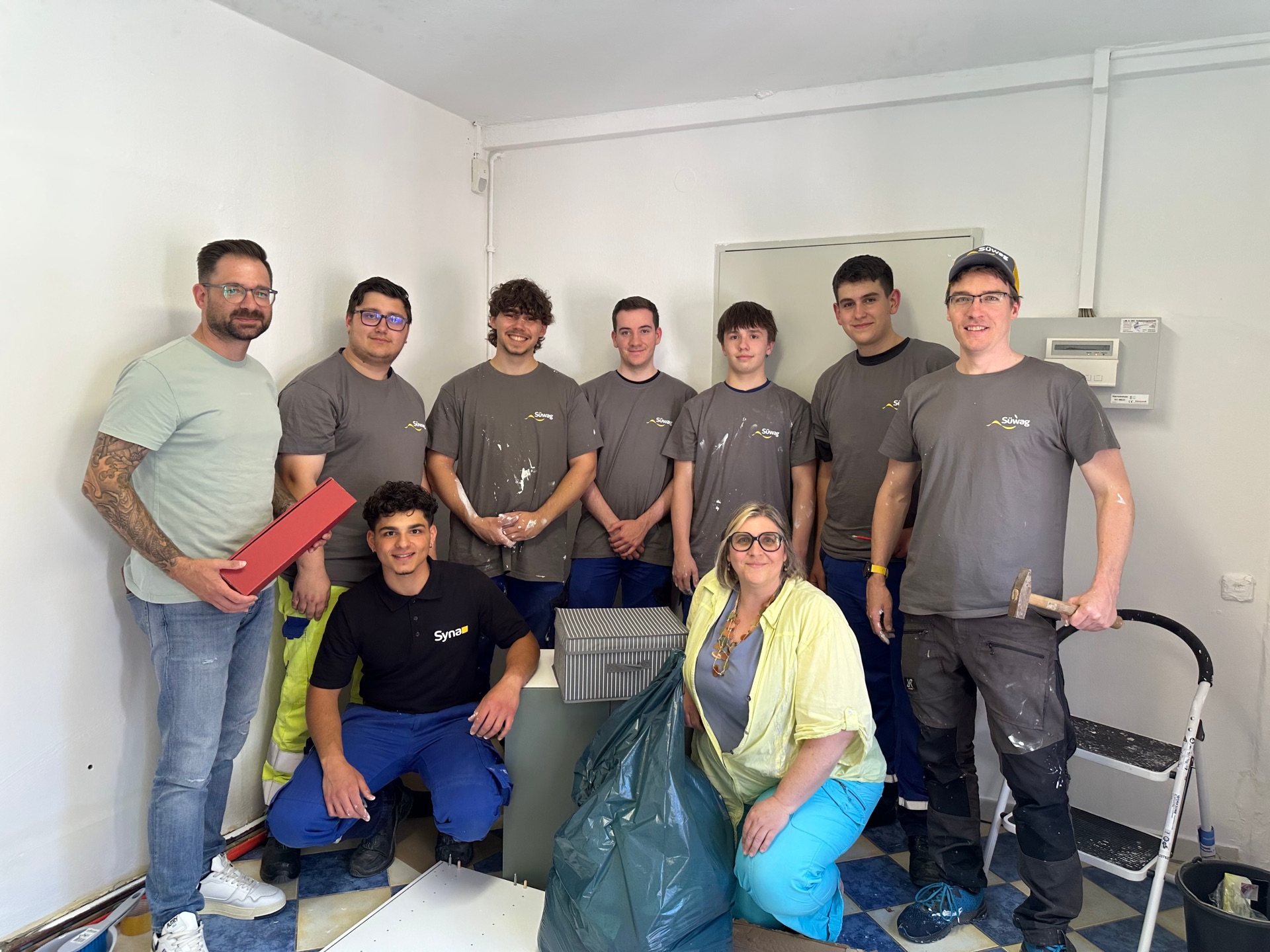 Bürgermeister Christian Aßmann (links) und Michelle Kouril (Stadtjugendpflege, vorne) freuten sich über die tatkräftige Unterstützung des Teams der Süwag.