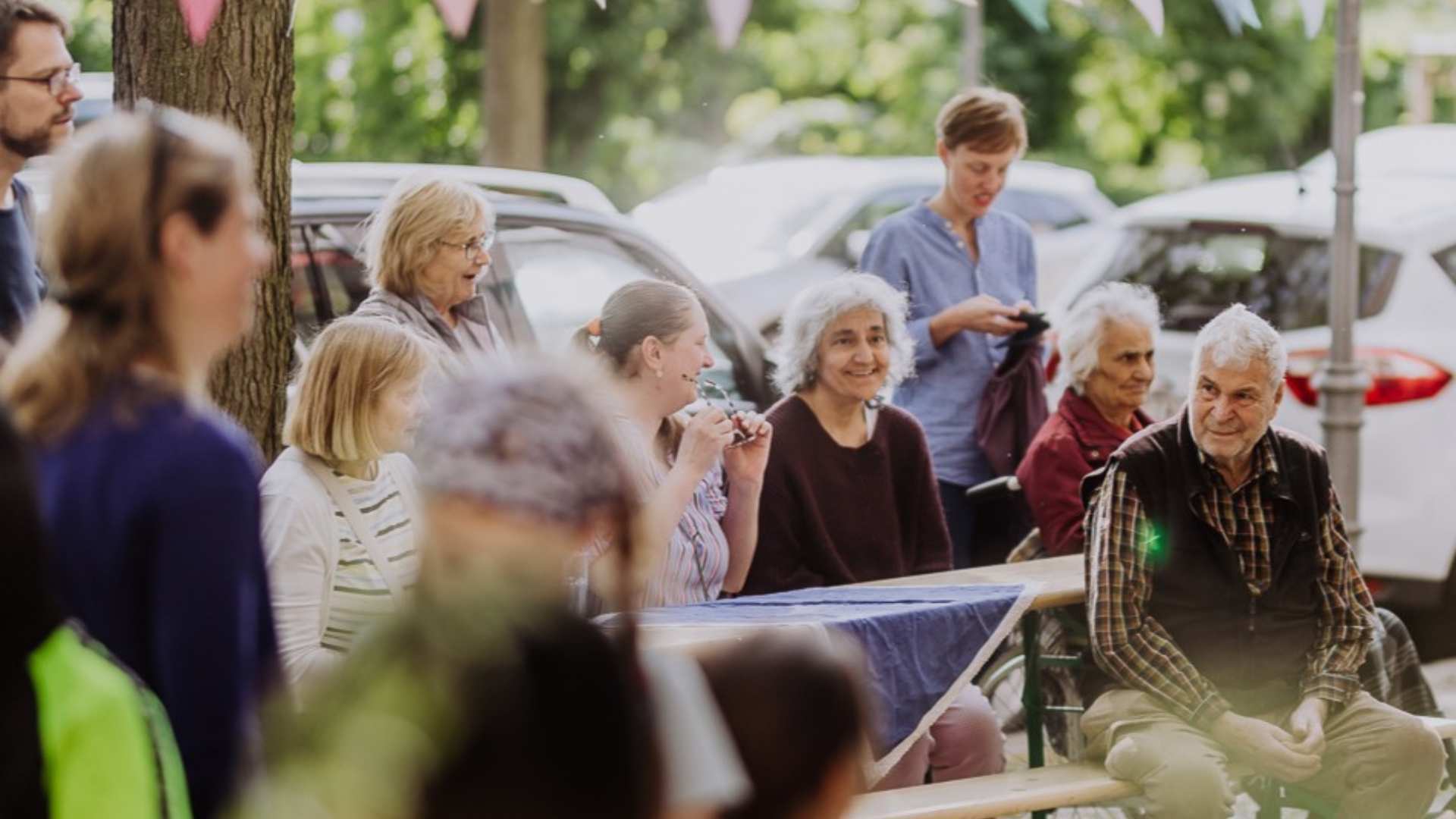 Menschen aller Altersklassen im Gespräch auf einem öffentlichen Platz