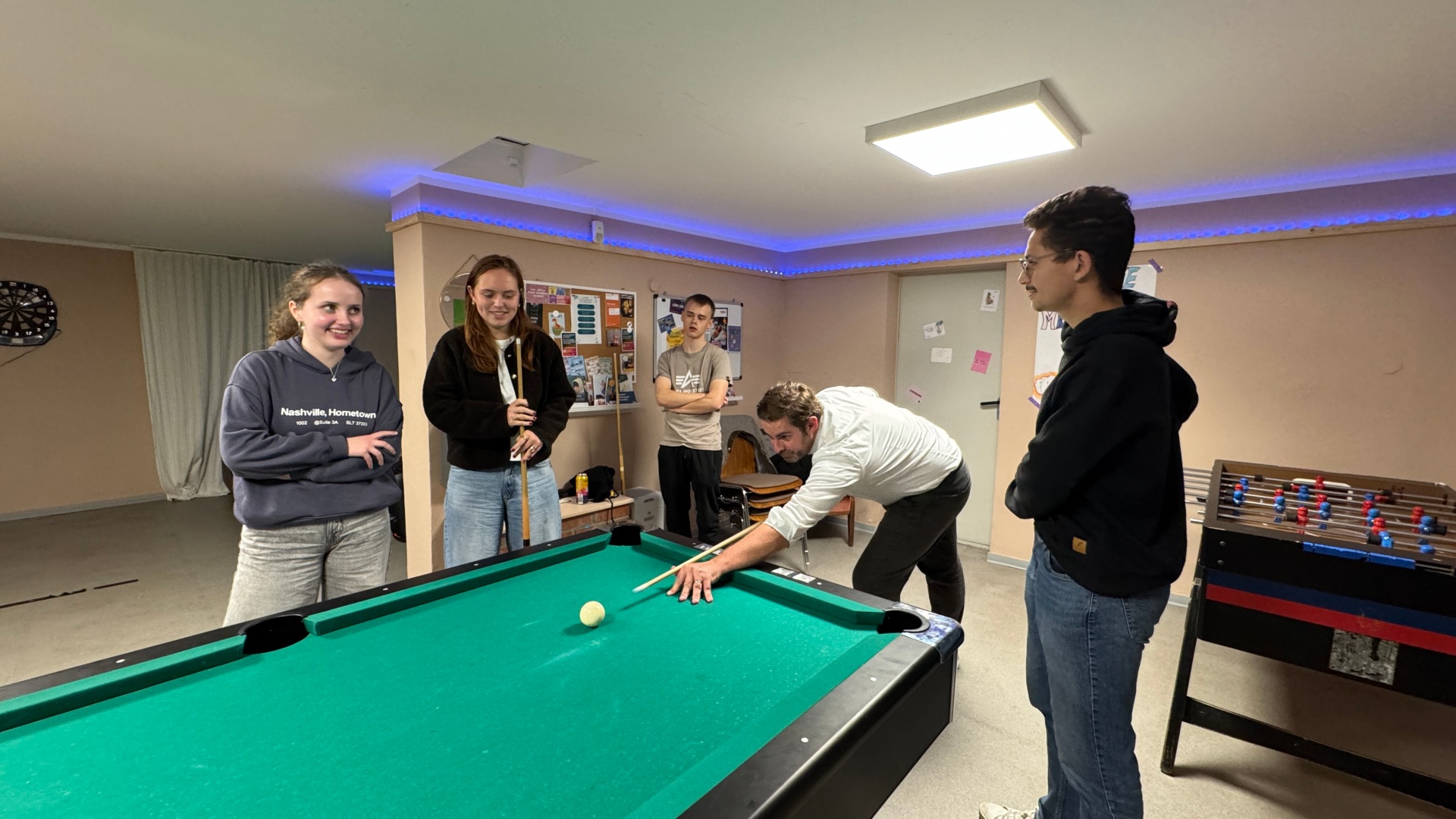 Billardtisch mit Landrat und Jugendlichen