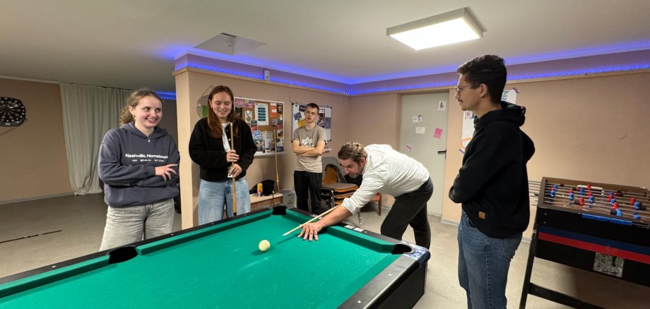 Billardtisch mit Landrat und Jugendlichen