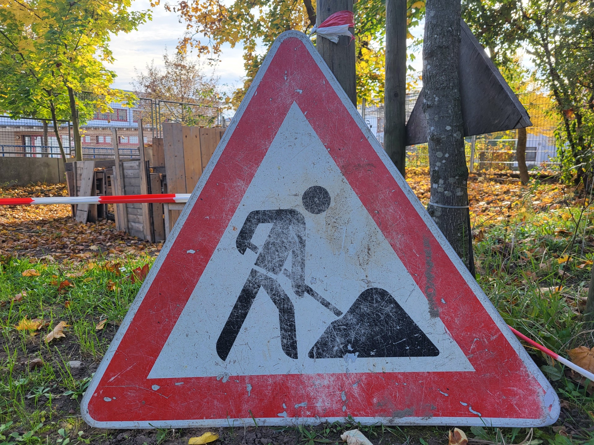 Schild Achtung Baustelle