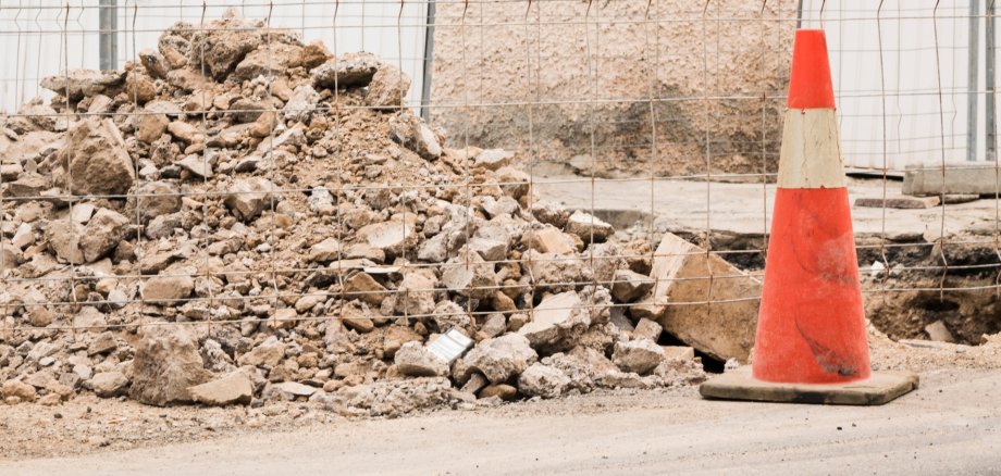 Pylone und Bauschutt