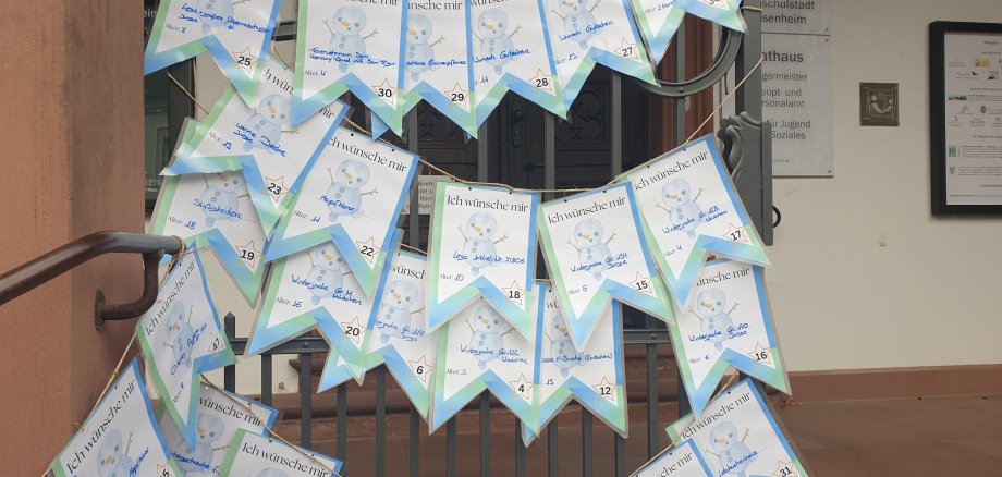 Wimpel am Rathaus bei der Weihnachtsaktion 2024