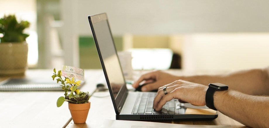 Hand tippt in Laptop