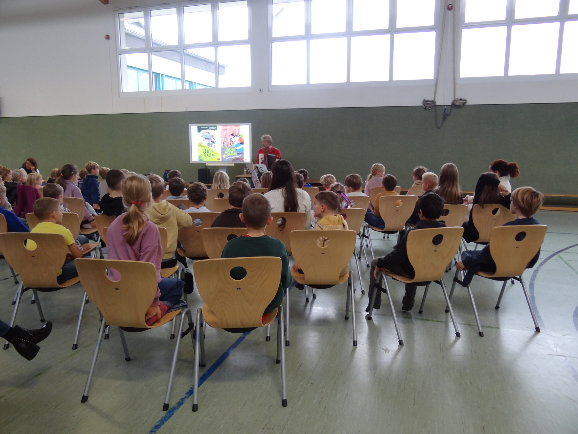 Autorenlesung mit Schülern im Vordergrund