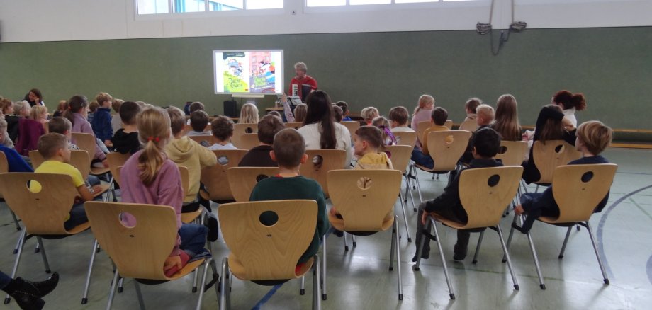 Autorenlesung mit Schülern im Vordergrund