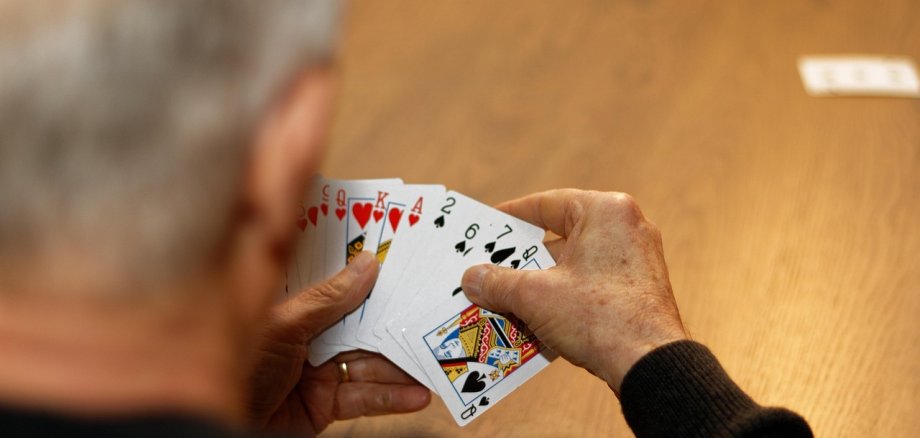 Mann der Karten spielt