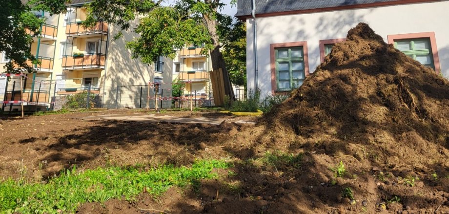 Erdhaufen im Bachelin-Garten