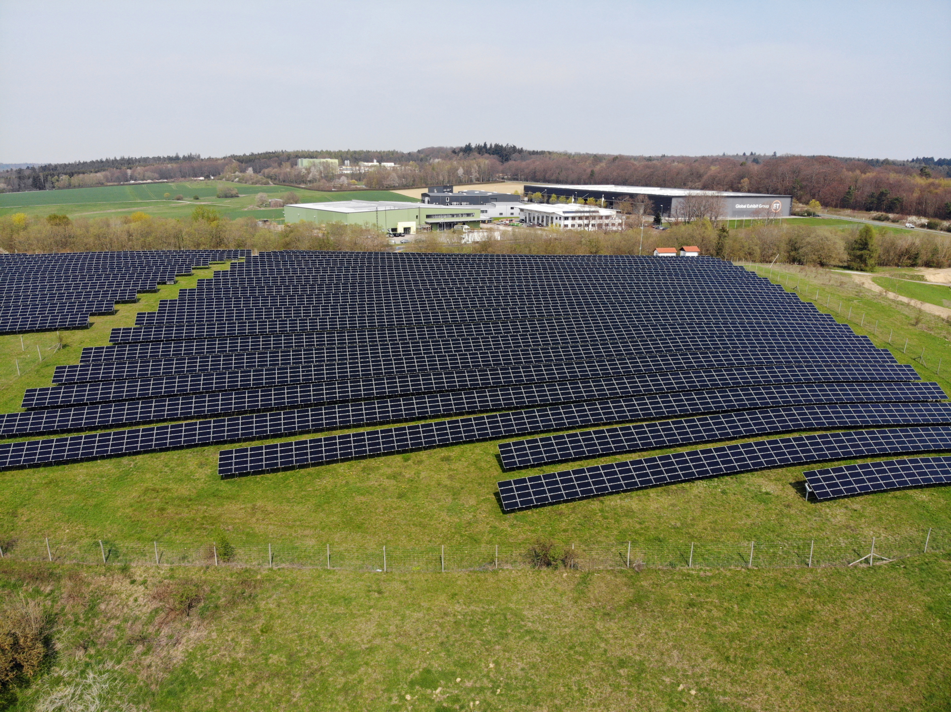 Photovoltaikanlage auf einer grünen Wiese