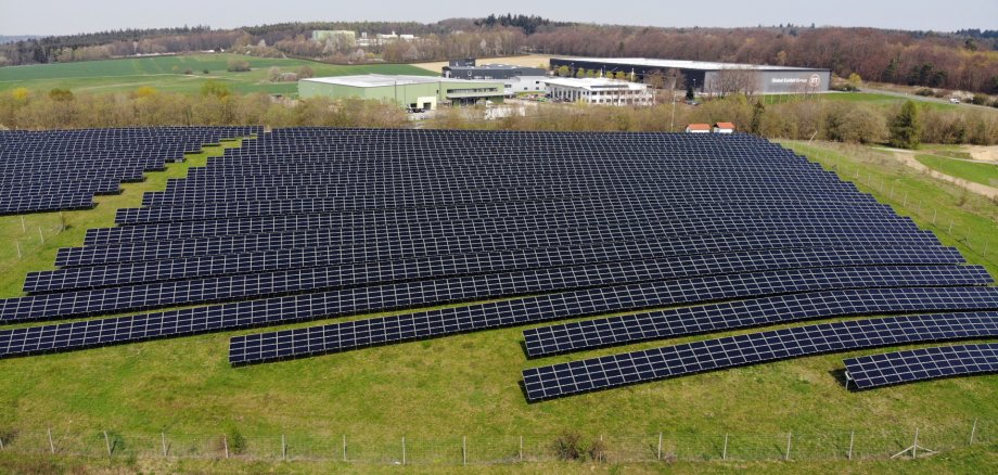 Photovoltaikanlage auf einer grünen Wiese