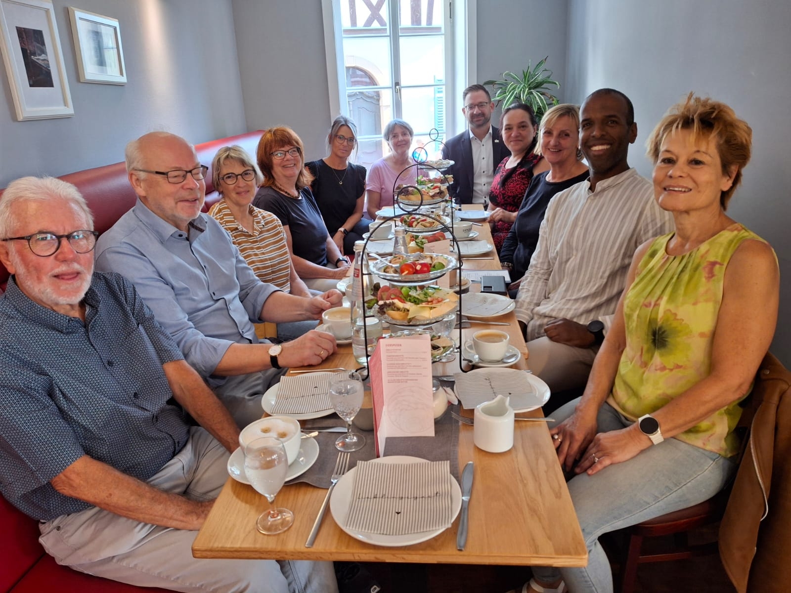 Die Ehrenamtlichen des Integrationscafés zusammen mit Bürgermeister Christian Aßmann, Christina Roleder und Andrea Walderbach (beide hinten links)