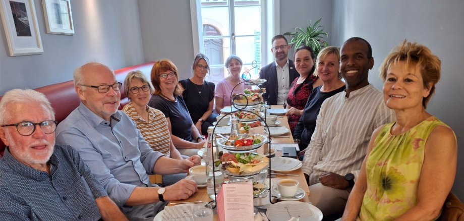 Die Ehrenamtlichen des Integrationscafés zusammen mit Bürgermeister Christian Aßmann, Christina Roleder und Andrea Walderbach (beide hinten links)