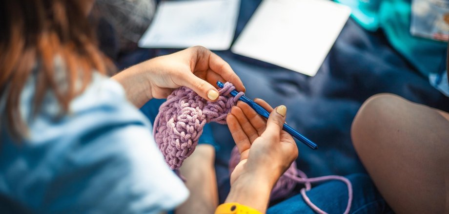 Mädchen das strickt