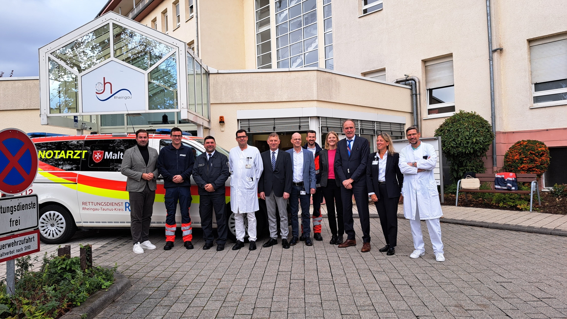 Nachhaltige Verbesserung der Notarztversorgung im Rheingau: Landrat Sandro Zehner stellt mit dem Team des Josefs-Hospital Rheingau und den Maltesern den neuen Standort für das  Notarzteinsatzfahrzeug in Rund-um-die-Uhr-Bereitschaft ab Januar 2026 in Rüdesheim vor. Foto: Rheingau-Taunus-Kreis
