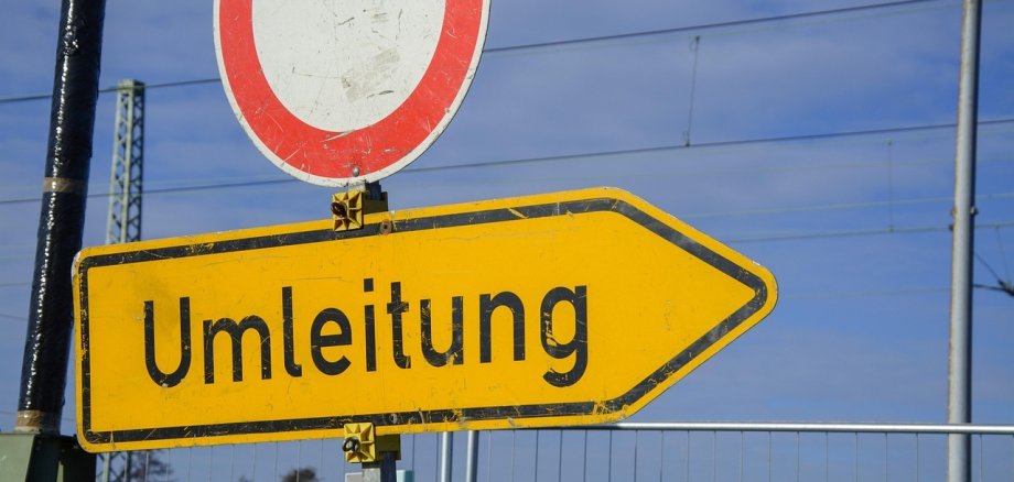 Schilder Umleitung und Durchfahrt verboten