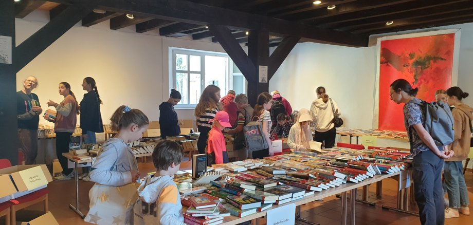 Büchertisch beim Flohmarkt