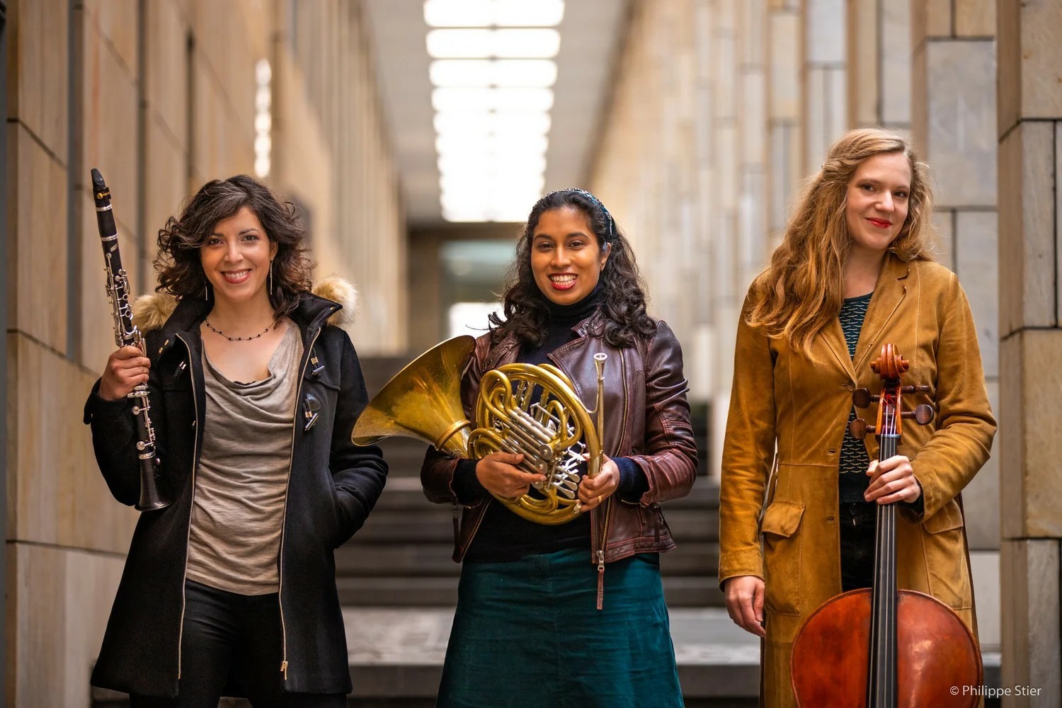 Die drei Musikerinnen von Trio Radial mit ihren Instrumenten