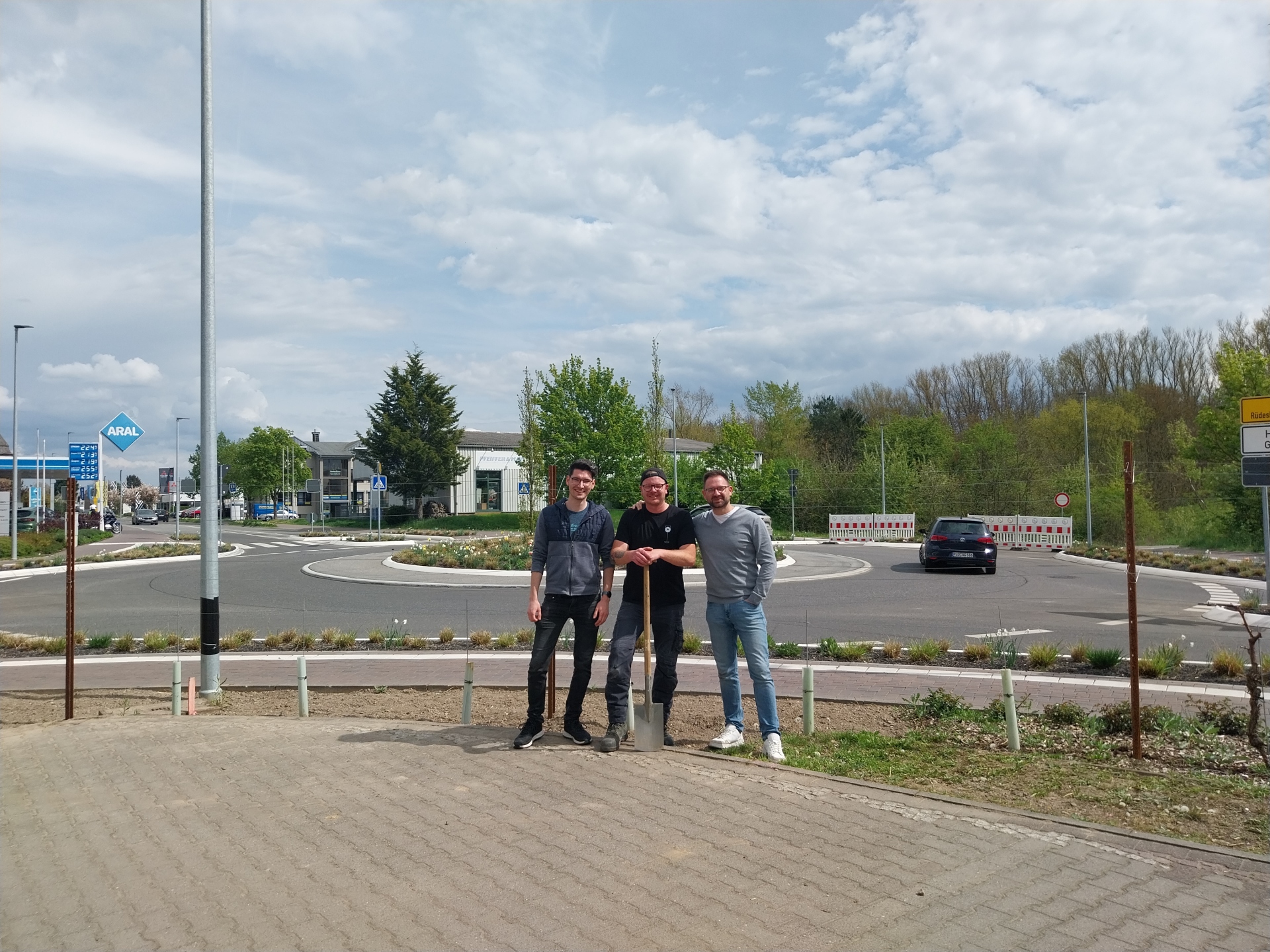 Felix Engelmann, Marcel Dillmann und Bürgermeister Aßmann am Kreisel