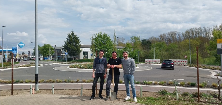 Felix Engelmann, Marcel Dillmann und Bürgermeister Aßmann am Kreisel