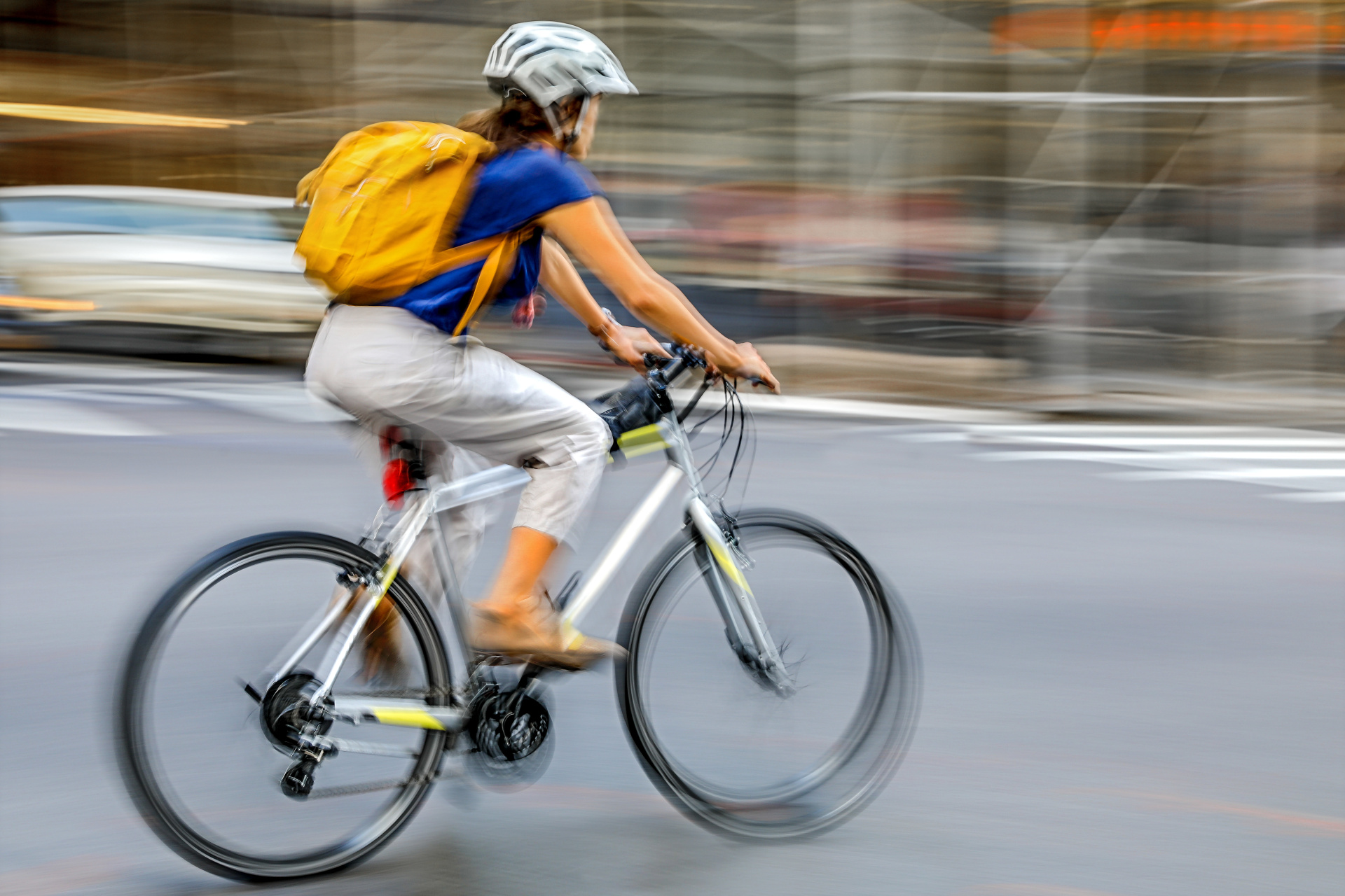 Frau, die Fahrrad fährt