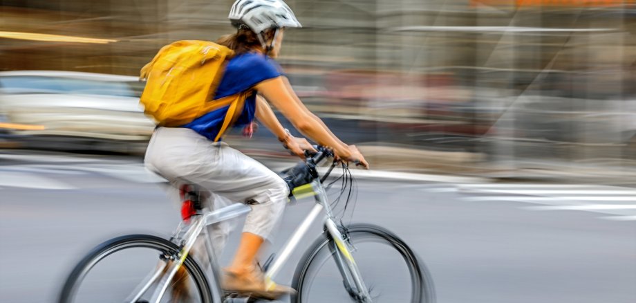 alternative ecological clean transport Frau, die Fahrrad fährt