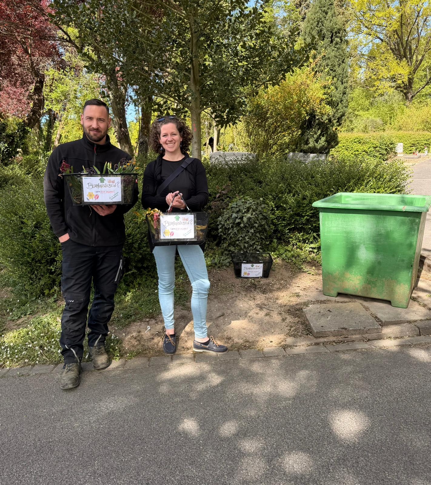 Simon Eichenauer und Miriam Kowalewsky auf dem Friedhof