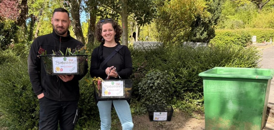 Simon Eichenauer und Miriam Kowalewsky auf dem Friedhof