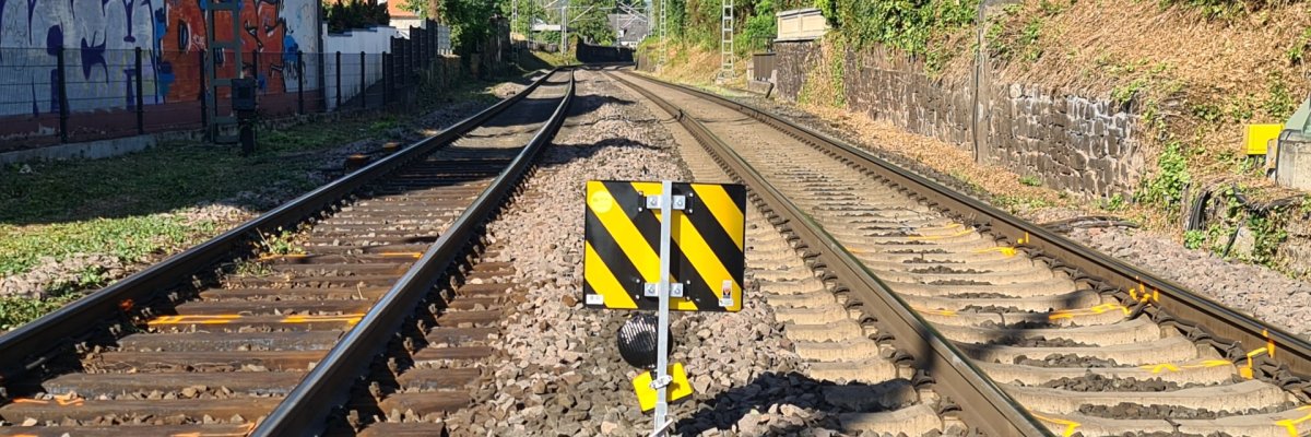 Bahngleise in Geisenheim mit einem Signal dazwischen.