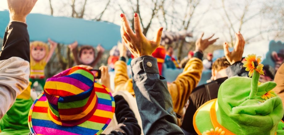 Jubelnde Menschen Fastnachtsumzug