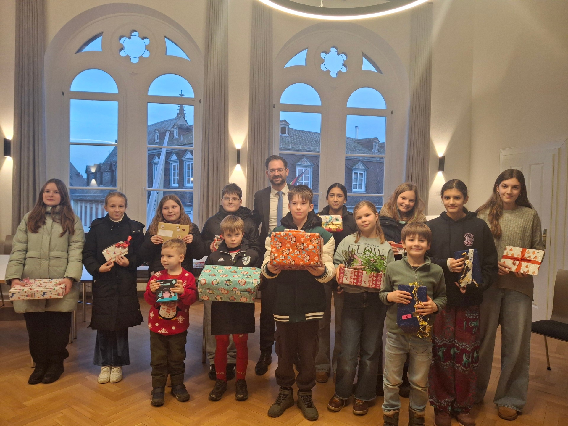 Übergabe der Präsente an Geisenheimer Kinder