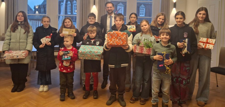 Übergabe der Präsente an Geisenheimer Kinder