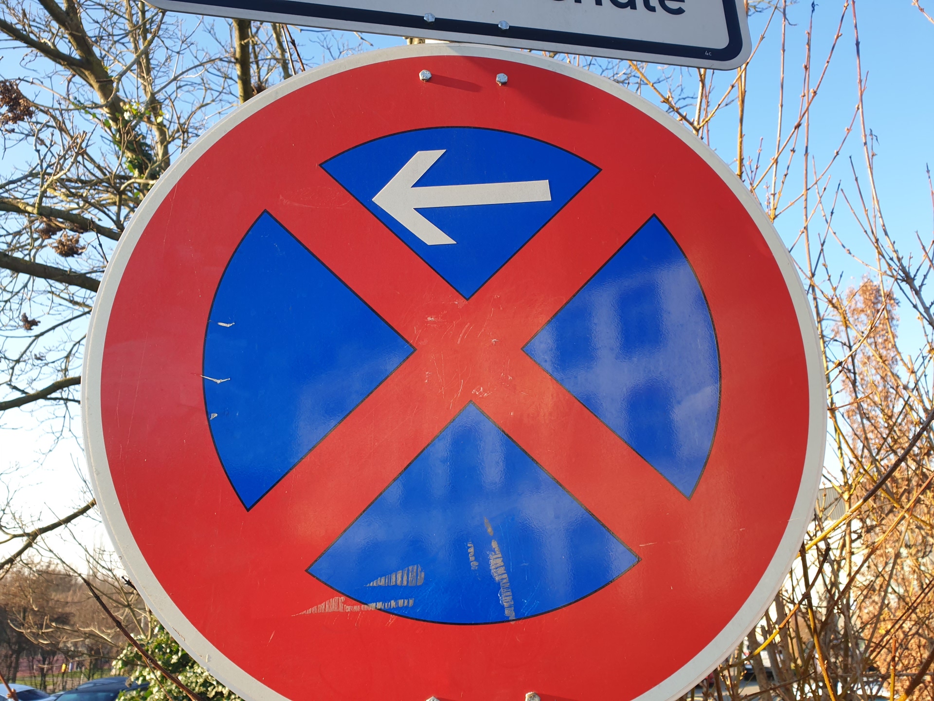 Halteverbotsschild mit Richtungspfeil