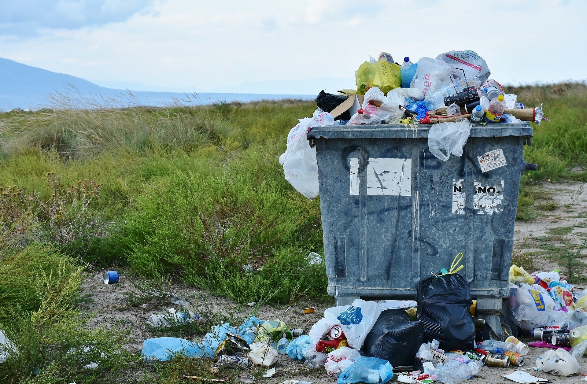 Überfüllter Müllcontainer