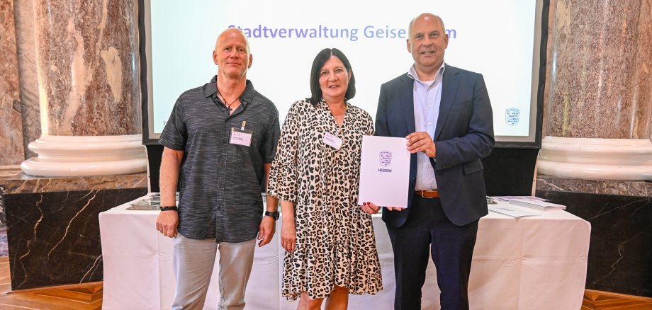 Von links nach rechts: Thorsten Wörner (Personalratsvorsitzender), Frau Sandra Würfel (Amtsleiterin Haupt- und Personalamt), Staatssekretär Roman Poseck (Hessisches Ministerium des Innern und für Sport)