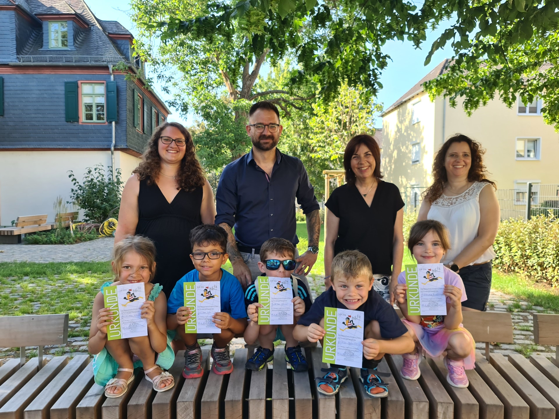 Die Erzieherinnen der Kita am Dom, Sabrina Studer und Yvonne Eser mit Bürgermeister Chris-tian Aßmann und Büchereileiterin Christiane Gortner mit einigen der Vorschulkinder vom Bibliotheksführerschein