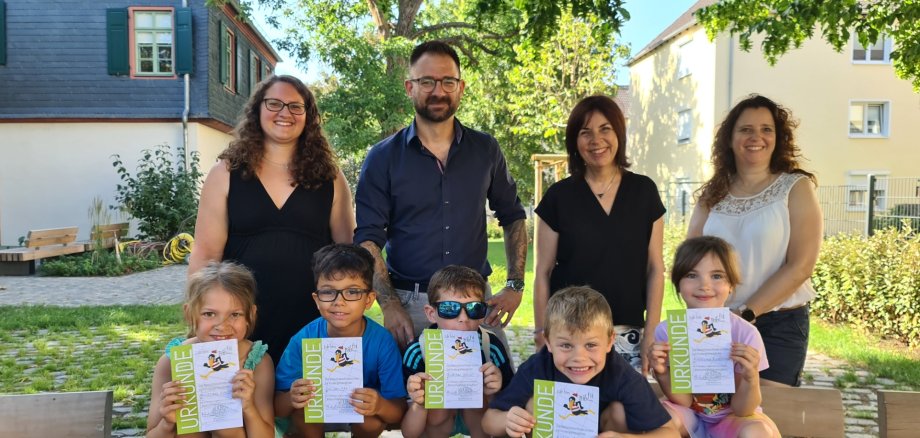 Die Erzieherinnen der Kita am Dom, Sabrina Studer und Yvonne Eser mit Bürgermeister Chris-tian Aßmann und Büchereileiterin Christiane Gortner mit einigen der Vorschulkinder vom Bibliotheksführerschein